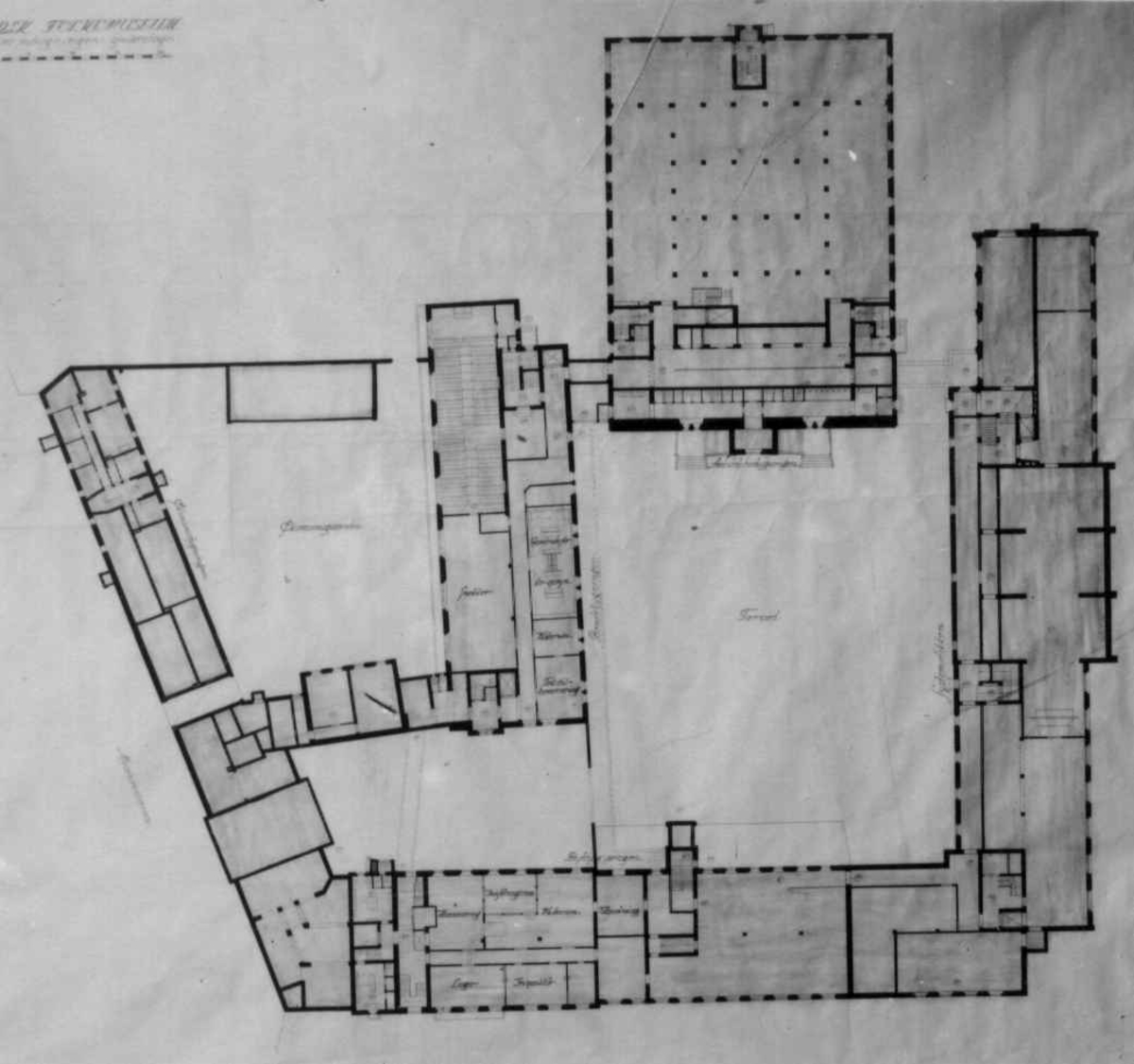 Plantegninger, fra 1925, av arkitektene Bjercke og Eliassen. Utkast til nye museumsbygninger.Plan over kjeller.
