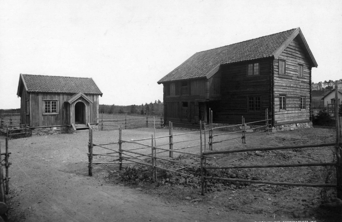 Stue fra Nordre Yli, Heddal og stue fra Akkerhaugen, Sauherad. Fotografert i Telemarkstunet på Norsk folkemusem, av firmaet O. Væring, 1910.