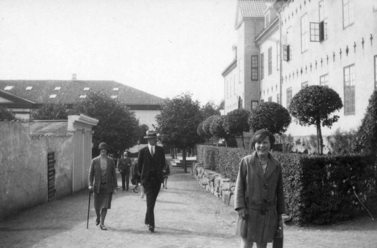 Hans majestet Kong Haakon besøker Norsk folkemuseum i 1929. På bildet er også Hertuginnen av Connaugt.