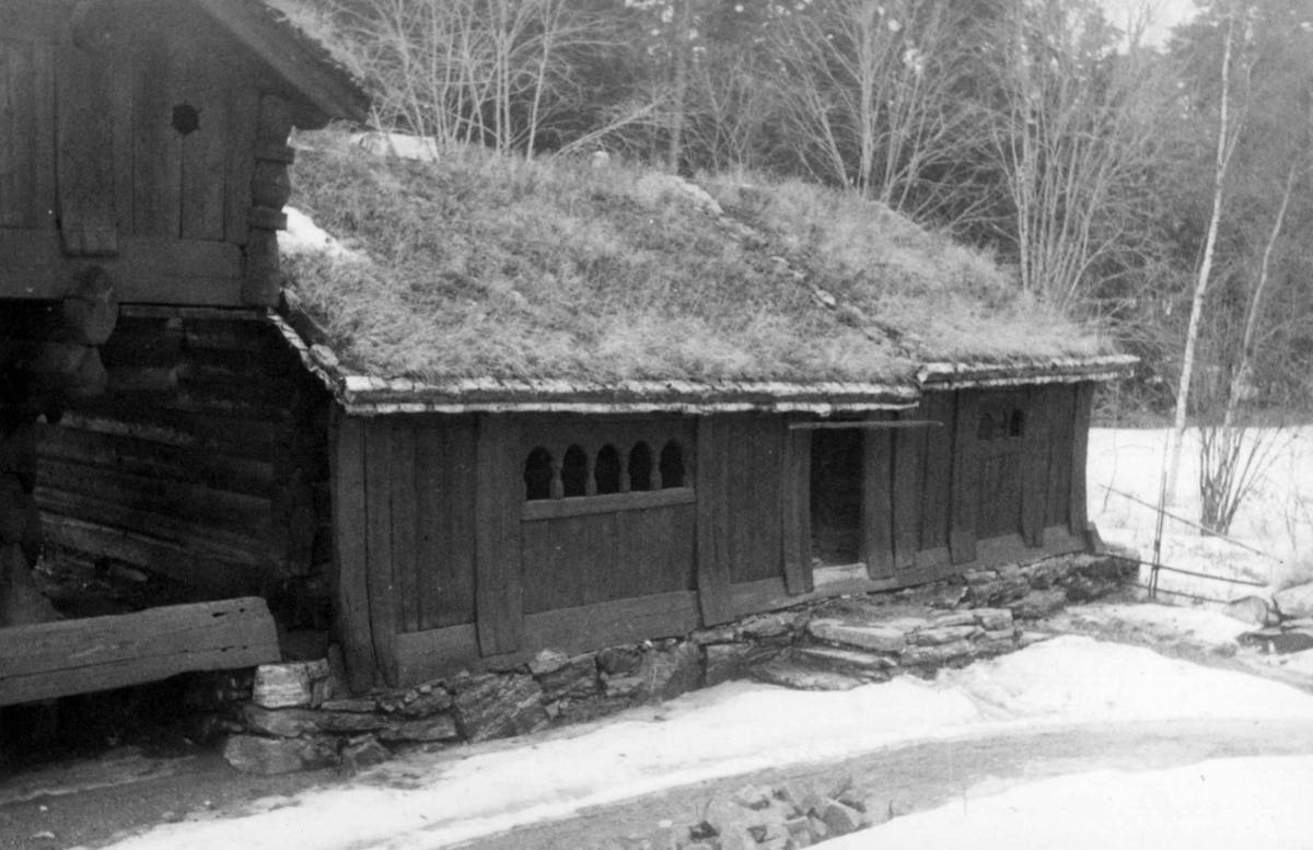 Kjellebergstua fra Valle i Setesdal. "Gammelstog" til venstre (årestue fra siste halvdel av 1600-tallet), "Nyestog" til høyre (fra tidlig på 1700-tallet). Fotografert på Norsk folkemuseum 1942.