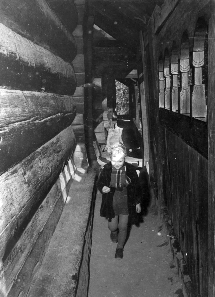 Småbarn i Setesdalstunet på Norsk folkemuseum. Fotografert for tidsskriftet "Aktuell" i 1946.