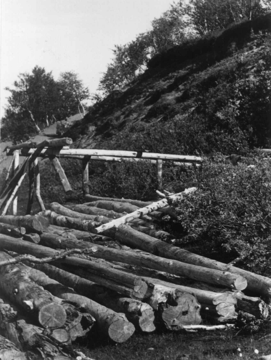 Sagstillas med tømmerstokker i forgrunnen, Nuorgam 1948.