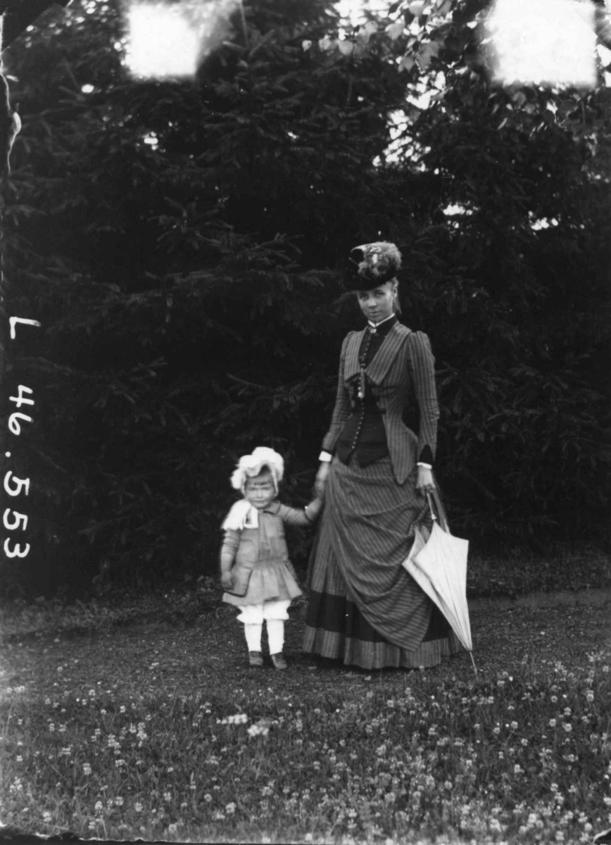 Portrett, fru Sigrid Faye med datter
Anna (senere gift Treschow), 1884. Kvinne med pike og parasoll i hendene.
Fra portrettserie av personer som bodde på eller besøkte Dal gård, Ullensaker, fotografert av gårdens eier, kammerherre Fredrik Emil Faye (1844-1903) i årene 1875-1900.