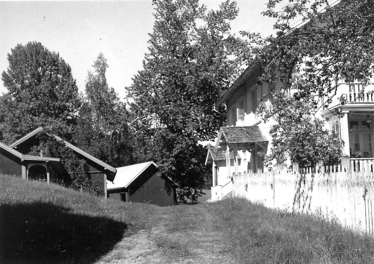 Viken, Hurdal, Akershus 1954. Hovedbygningen og uthus. Storgårdsundersøkelser ved dr. Engelstad i 1954.
