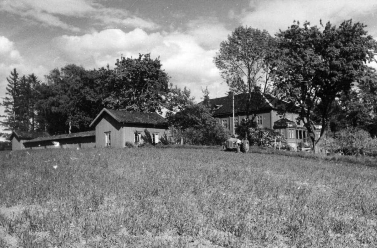 Sælid, Hamar, Hedmark. Hovedbygningen med keglebanehus, sett fra et jorde med traktor. 
Fra dr. Eivind S. Engelstads storgårdsundersøkelser 1955.
