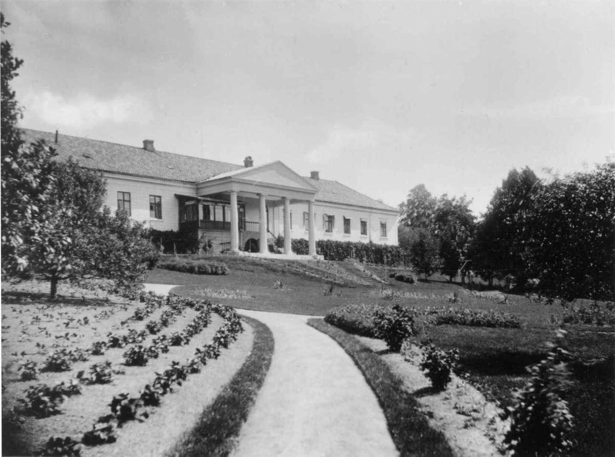 Skinnarbøl, Kongsvinger, Hedmark. Hovedbygningen med hagen. Fra dr ...