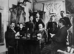 Nedre Sjølie, Rendalen, Hedmark. Familien i storstuen, korts