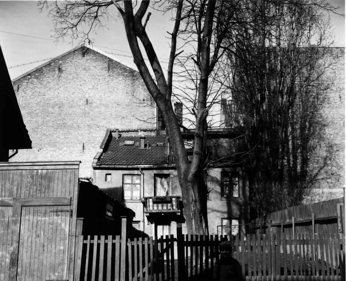 Korsgata 14, Oslo 1961. Bakgårder.