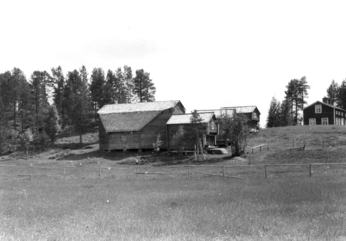 Treskelåve og tre stabbur, i bakgrunnen er boligen, Gråträsk ved Arvidsjaur 1958.