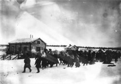 Brudefølge i Karasjok, brudgommen med hvitt bånd og bruden h