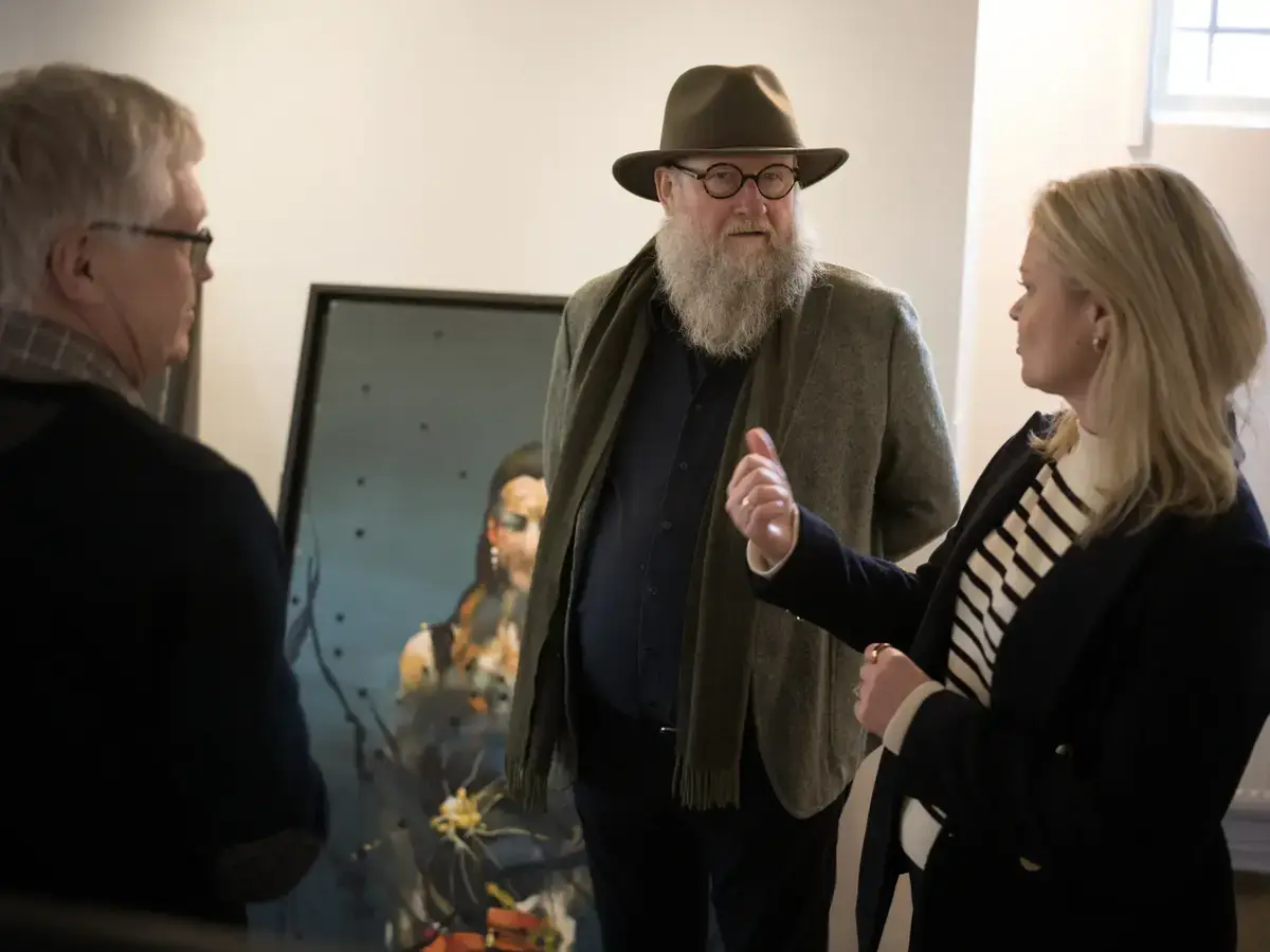 Kunstner Håkon Gullvåg i samtale med konservatorene Marie Fongaard Seim og Geir Thomas Risåsen fra Stiftelsen Norsk Folkemuseum