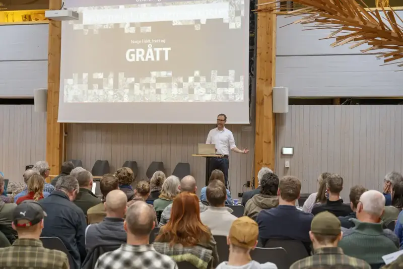 Holth holder foredrag fra scenen 